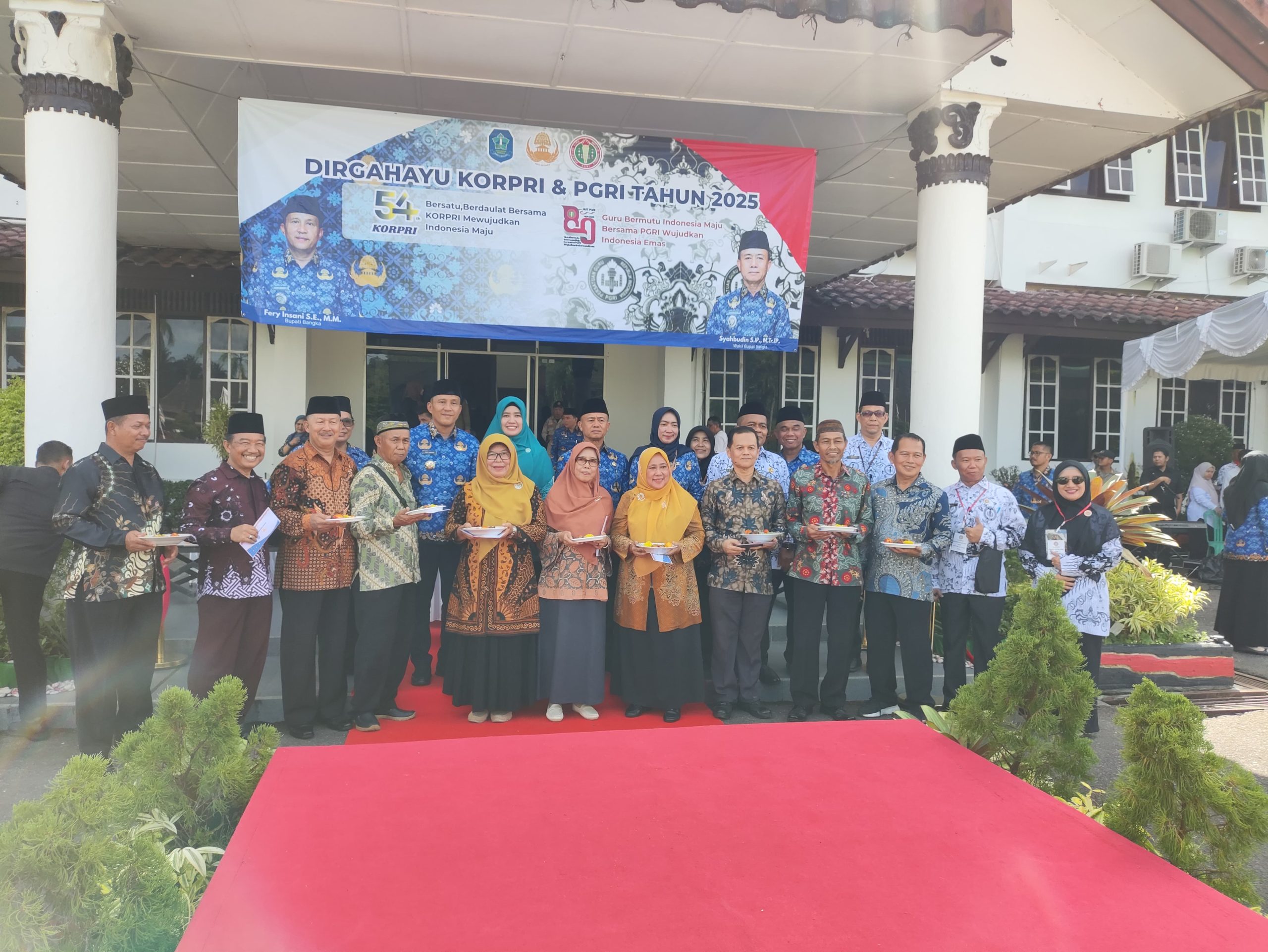 Peringatan Hari Guru dan HUT Korpri di Kabupaten Bangka, Fery Insani Berikan Tumpeng kepada Pensiunan ASN