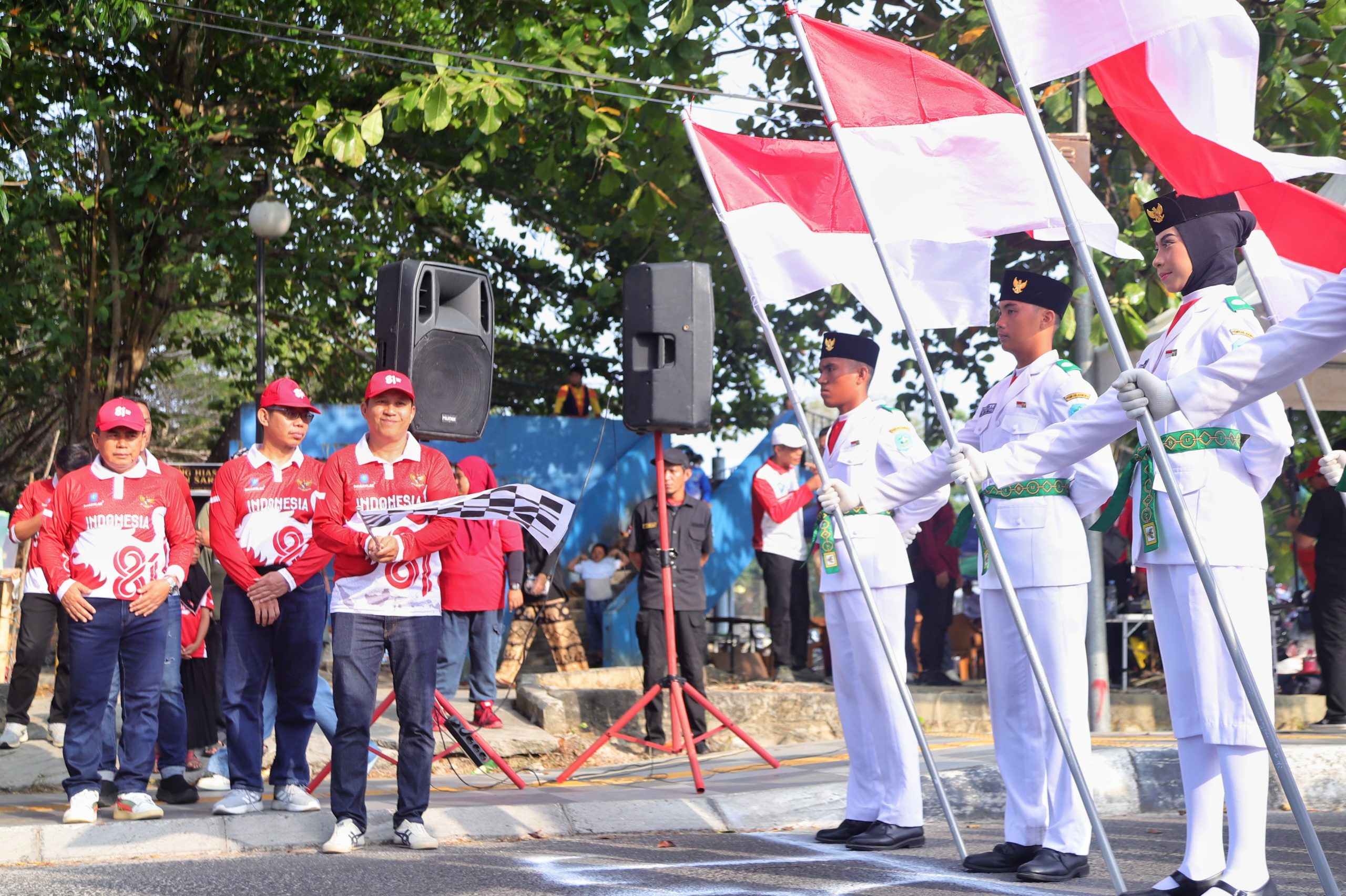 Kibarkan Bendera Start, Bupati Bangka Buka Pawai Baris Berbaris HUT RI di Sungailiat