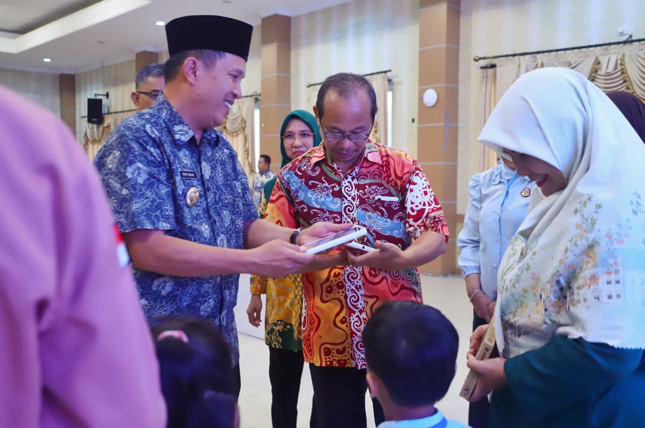 Bantuan Tablet Pintar Dari YGSN, Bupati : Buka Akses Pengetahuan Lebih Luas