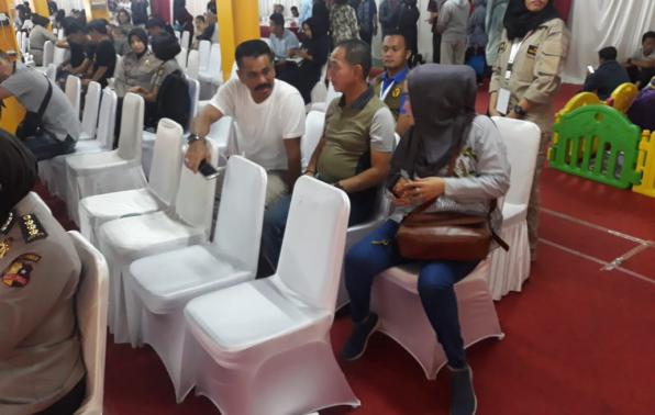 Bupati Bangka Mulkan bersama istri, yakni Ketua Tim Penggerak PKK Kabupaten Bangka Ny. Yusmiati Mulkan, Sabtu ( 3/11 ) saat mendatangai Posko RS Polri Keramat Jati Jakarta 