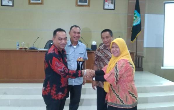 Pemberian Cinderamata pada kegiatan Studi Komparasi DPRD Kab Belitung ke Pemkab Bangka. (Foto Dinkominfotik)