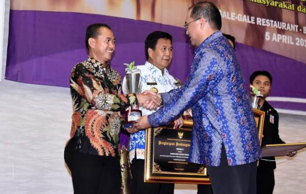 Bupati Bangka menerima Penghargaan dari Gubernur Babel pada acara Musrenbang RKPD 2020 Provinsi Babel. 