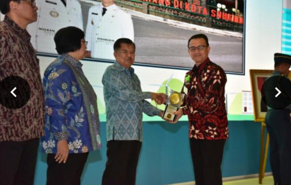 Wakil Presiden RI saat menyerahkan Piala Adipura ke 10 tahun 2018  kepada Wakil Bupati Bangka, Syahbudin,S.I.P., di Kementerian Lingkungan Hidup dan Kehutanan RI