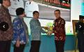 Wakil Presiden RI saat menyerahkan Piala Adipura ke 10 tahun 2018  kepada Wakil Bupati Bangka, Syahbudin,S.I.P., di Kementerian Lingkungan Hidup dan Kehutanan RI
